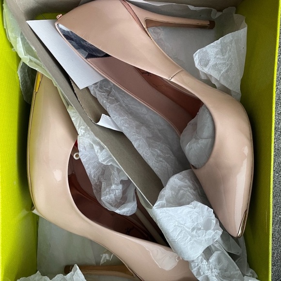 Elegant Nude High Heel Pumps - Picture 2 of 8